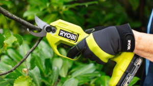 Sécateur électrique Ryobi : un outil polyvalent pour jardiner sans effort